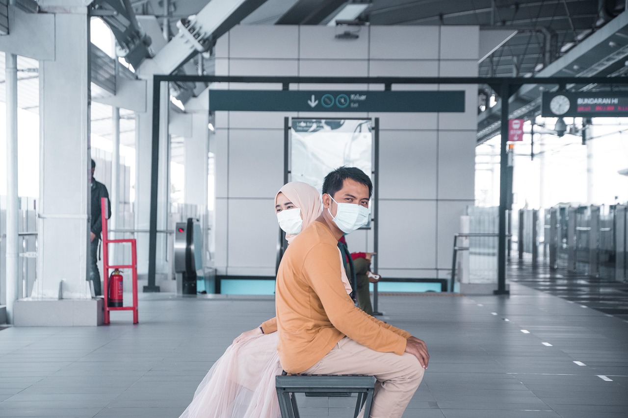 Couple, social distancing, train station — Coronavirus disease 2019